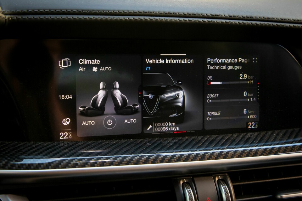 DET VIKTIGSTE: Den lille infoskjermen vitner om at Alfa har fått seks år på baken. Men vi vil heller ha noe som viser oss oljetemperatur og ladetykk enn siste TikTok-video.