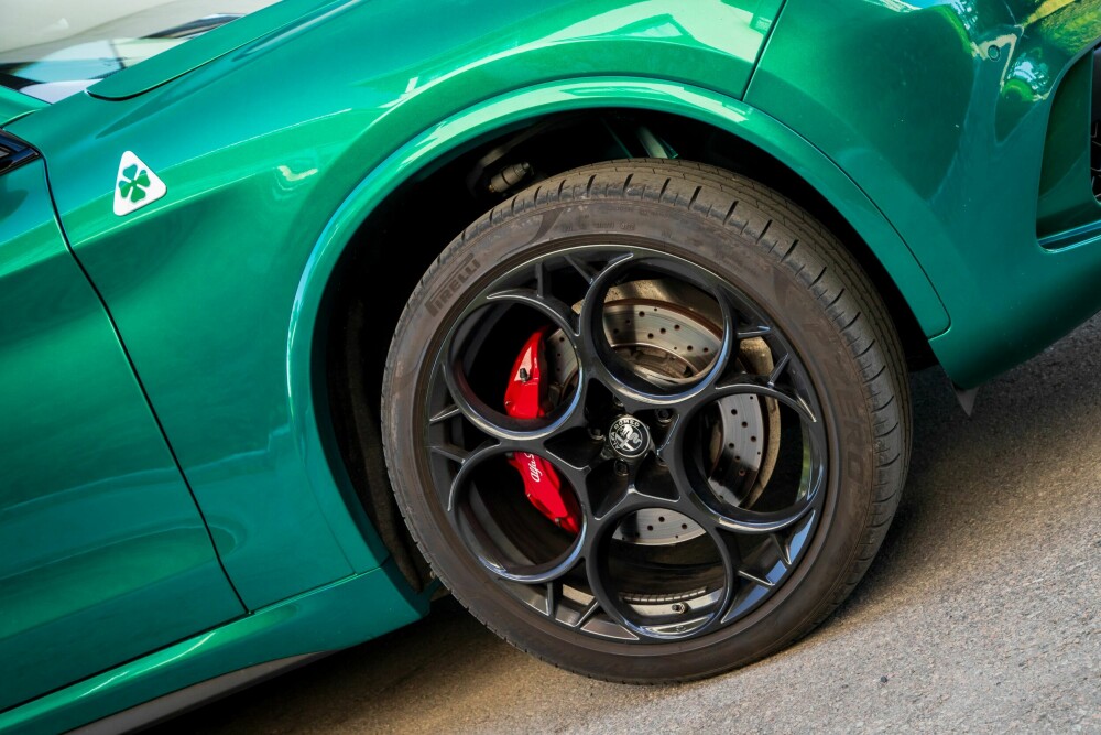 <b>GODT SKODD:</b> Pirelli P Zero på 21-tommers felg sørger for en fin blanding av sportslighet og komfort. 