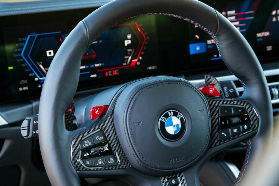 <b>MODERNE:</b> Cockpiten i BMW har alle trekk av 2020-tall, med digitale instrumenter og en moderne betjening. Men aller viktigst er M1- og M2-knappene på rattet for dine favorittinnstillinger. 