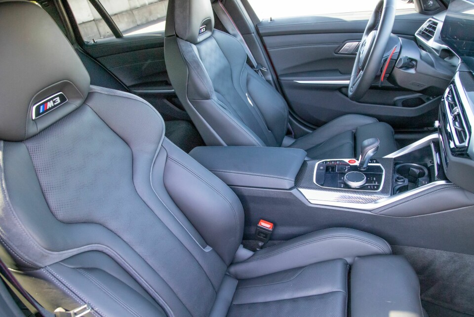 STRAM REGI: Sportsetene står i stil til resten av bilen, men hard polstring gir likevel fin langturskomfort.