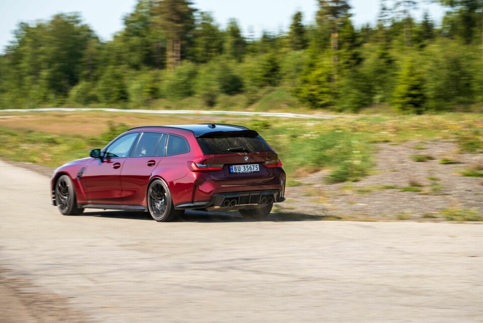 FLATT JERN: Selv når du tar i ordentlig krenger M3 bare såvidt i svingene. Her må du på bane for å utnytte egenskapene fullt ut.