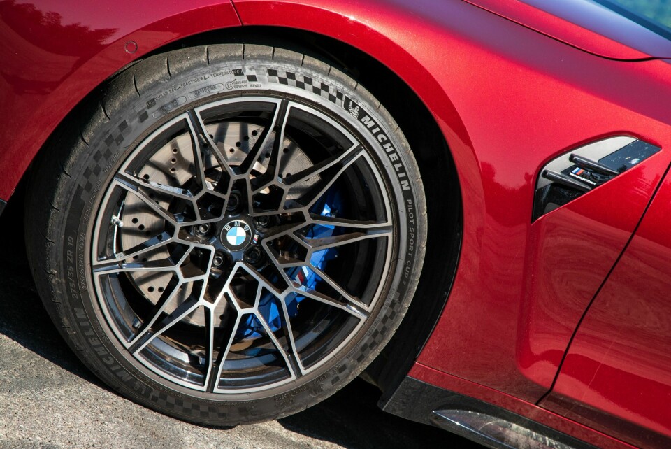 MYE GUMMI: Gategodkjente banedekk på vår M3 testbil, mye anleggsflate og desto mindre dreneringsspor.