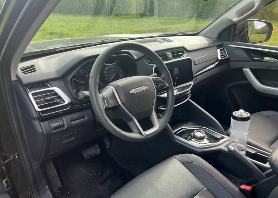 Enkelt: Oversiktlig, men enkelt. Seter trukket med vegansk skinn. Legg merke til det manuelle håndbrekket, som må brukes når bilen parkeres, ellers risikerer du at eT90 parkerer selv på en måte som du neppe ønsker.