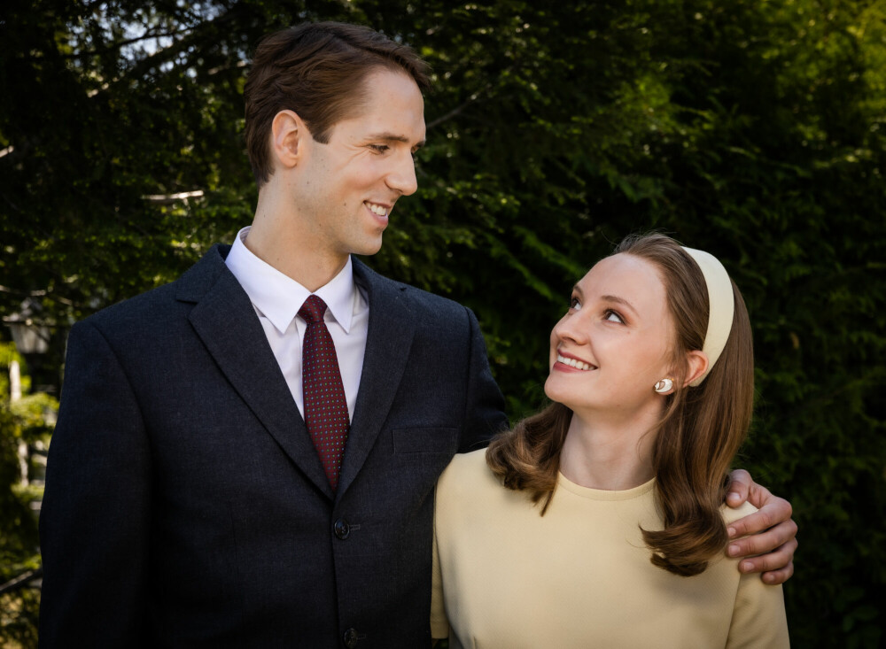 <b>HOVEDROLLER: </b>Sindre Strand Offerdal og Gina Bernhoft Gørvell spiller kronprins Harald og Sonja Haraldsen i Viaplay-serien.