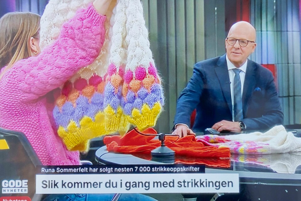 GAVE: Dette bildet fikk Øyvind av TV 2 da han sluttet. – Det var mange ulike temaer jeg måtte forholde meg til. Her klarer jeg å holde masken, sier Øyvind.