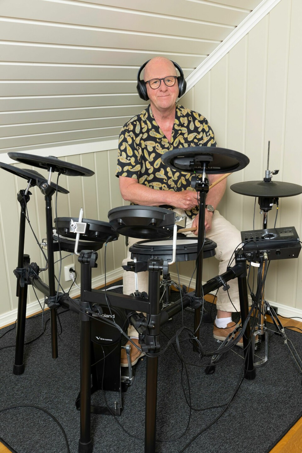 SLÅR FRA SEG: Sindige Øyvind liker musikk med fart i. Han er trommeslager i bandet Electric Socks.