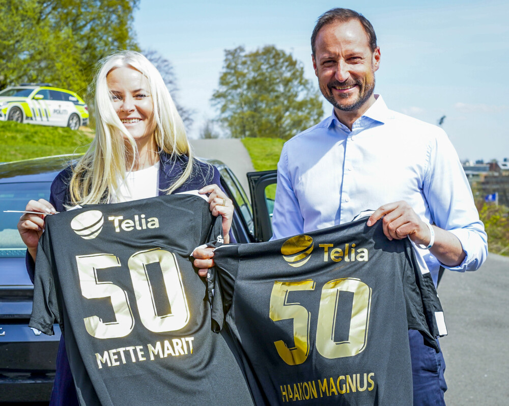 <b>JUBILANTER:</b> Kronprinsesse Mette-Marit og kronprins Haakon runder begge 50 år denne sommeren. Da de besøkte gatelaget Asker fotball, fikk de egne drakter i anledning bursdagene.