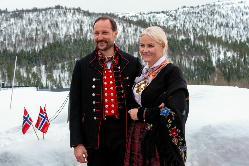 <b>I FINSTASEN:</b> Haakon og Mette-Marit var hadde tatt på seg bunad da de besøkte Telemark i forbindelse med sin 50-årsfeiring.