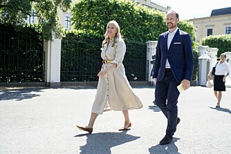 <b>KORT REISE:</b> Til besøket i urbane Oslo på Litteraturhuset kom kronprinsesse Mette-Marit og kronprins Haakon spaserende fra sine kontorer på Det kongelige slott.