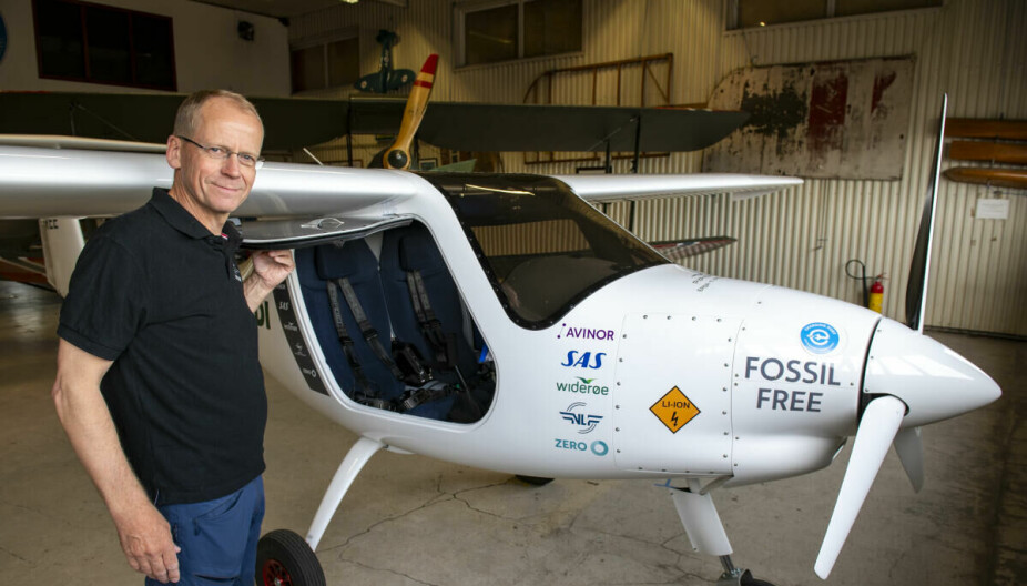 <b>LITE OG NETT: </b>flygesjef for LN-ELB i Norges Luftsportforbund, Helge Storflor, ved siden av elflyet på Kjeller.