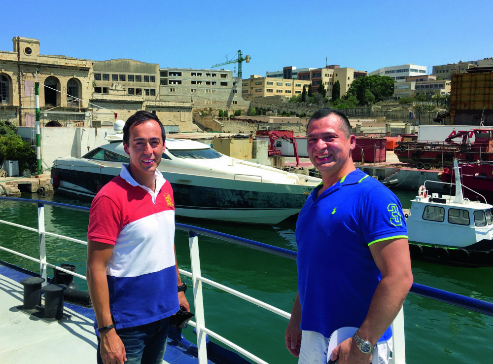 <b>KJØPSMODUS:</b> Sommeren 2016 var brødrene Guillermo (t.v.) og Per Erik Berger på Malta for å kjøpe luksusyachten (i bakgrunnen). 