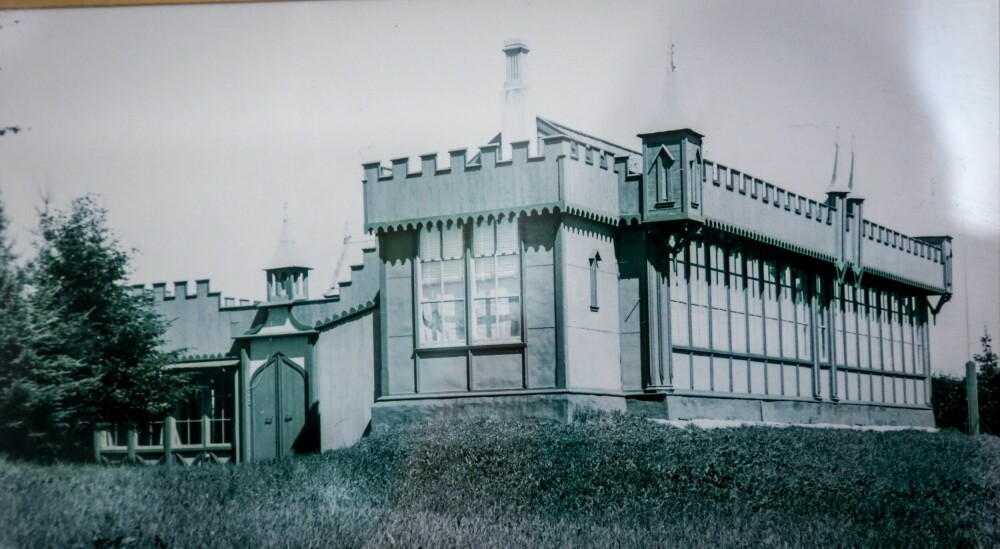 <b>RESIDENS:</b> Kong Olav karakteriserte Mr. Musgroves opprinnelige bygninger på Solstråleøya som et «kråkeslott».