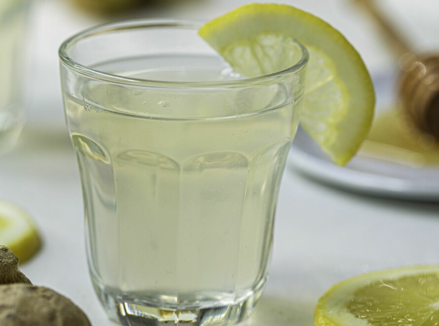 INGEFÆRSHOT: Jenny starter gjerne dagen med en ingefærshot for å kickstarte immunforsvaret.