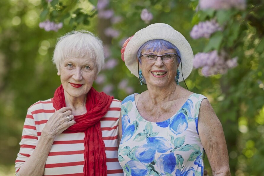 TAKKNEMLIGE: Formålet til Stiftelsen Kong Oscars Minde har vært å stille til disposisjon leiligheter for ugifte, enslige, barnløse kvinner i deres eldre år. To av de femogtyve damene som bor i gården, er Ingeborg Marie Brekke (t.v.) og Kari-Mette Hermansen.