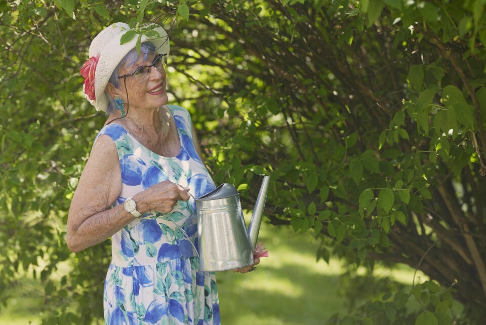 TAKKNEMLIG: Kari-Mette pusler i felleshagen. Hun kunne ikke tenke seg å bo noe annet sted enn i Oscars gate 90!