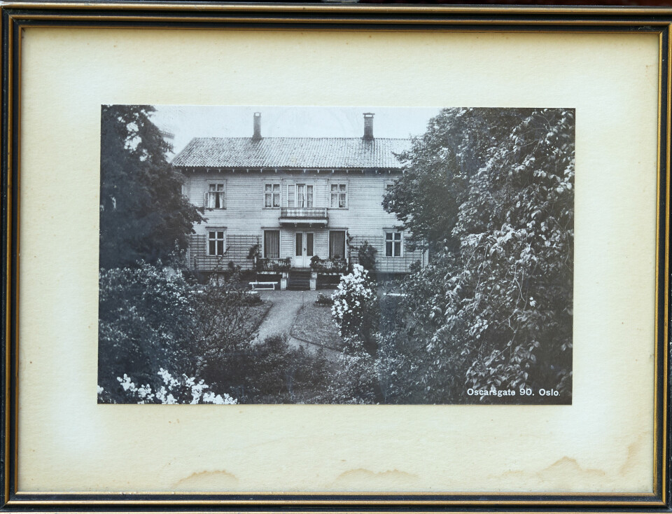 HISTORIEN: I oppgangen henger et bilde av huset som ble revet for å gjøre plass til stiftelsens nye blokk i Oscars gate 90. Det nåværende bygget sto klart til innflytting i 1954.
