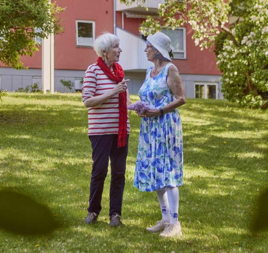 HERSKAPELIG HAGE: Den litt over tre mål store tomten til «kvinneblokka» i Oscars gate 90 på Frogner i Oslo rommer en stor, fantastisk felleshage som både Ingeborg Marie og Kari-Mette vet å sette pris på.