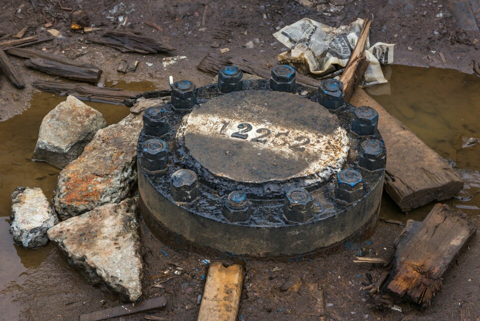 ET STYKKE TIL BUNNEN: 23 centimeter i diameter er hullet som går 12 262 meter ned under bakken. Nå er det stengt, plombert og sveiset igjen.