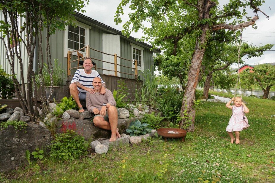 <b>IDYLLISK KOLONIHAGE: </b>Knut Ivar Pelerud, Kjartan Haugen og datteren Olivia bruker kun 10 minutter til hytta. Den sjarmerende boligen, som har vært i Knuts familie siden 1975, er på 30 kvadrat. – Vi trenger ikke mer, sier duoen.