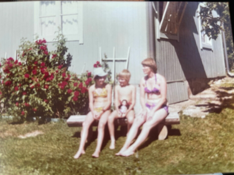 <b>DEN GANG DA: </b>Knut sammen med moren Inger og søsteren Torill i kolonihagehytta på 70-tallet.