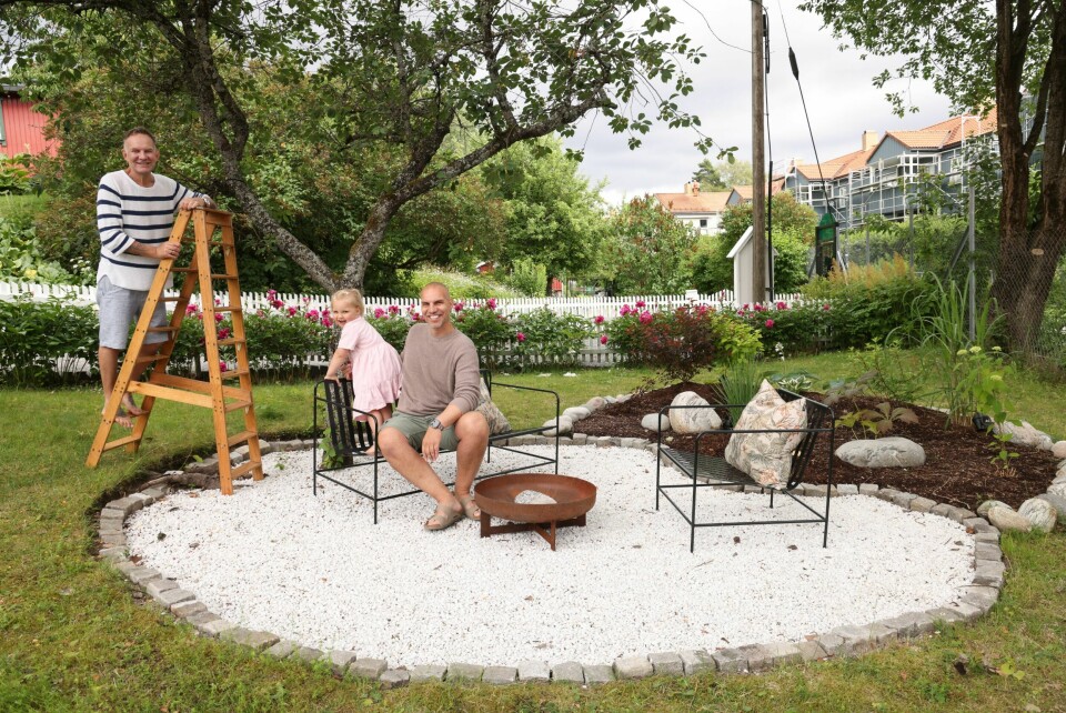 BOLTREPLASS: Knut og Kjartan kan skilte med nesten ett mål tomt på hytta. De har delt uteområdene i forskjellige soner. Her bugner det av bær, frukt og grønnsaker gjennom sommeren og høsten. Utemøblene er fra Habitat by Knut og Kjartan i samarbeid med Kalma interiør.