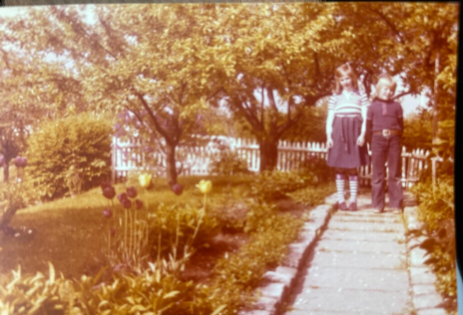 <b>DA:</b> Knut og søsteren Torill ved inngangsporten til Sogn kolonihage på 70-tallet. 