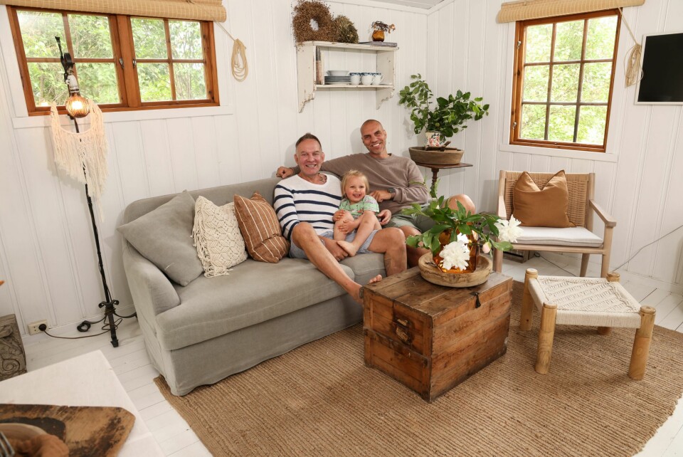 KOSELIG: Den lille familien klarer seg fint på 30 kvadrat. Her har de stue, kjøkken ved langveggen og to soverom. Furuveggene fra 70-tallet ble malt hvite, noe som gir mer lys og romfølelse. Stuebordet er en gammel kasse de fant i hyttas kjeller.