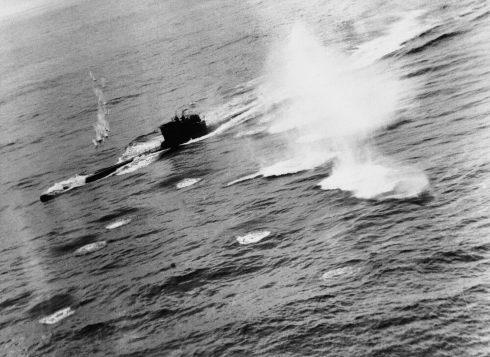 <b>PRESSET OPP OG SENKET:</b> Etter at tyske ubåter hadde terrorisert alliert sjøfart i årevis, hadde nye og bedre sonarer gjort jakten på de tyske «grå ulvene» langt mer effektiv. Ubåter ble presset opp til overflaten og de gjerne ble bombet fra luften. Men så fant tyskerne et mottrekk.