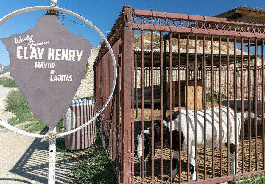 ORDFØRERENS KONTOR: Geita Clay Henry er ordfører i en grenseby i Texas. Slik har det vært siden forfaren gjorde et bræækvalg i 1986.