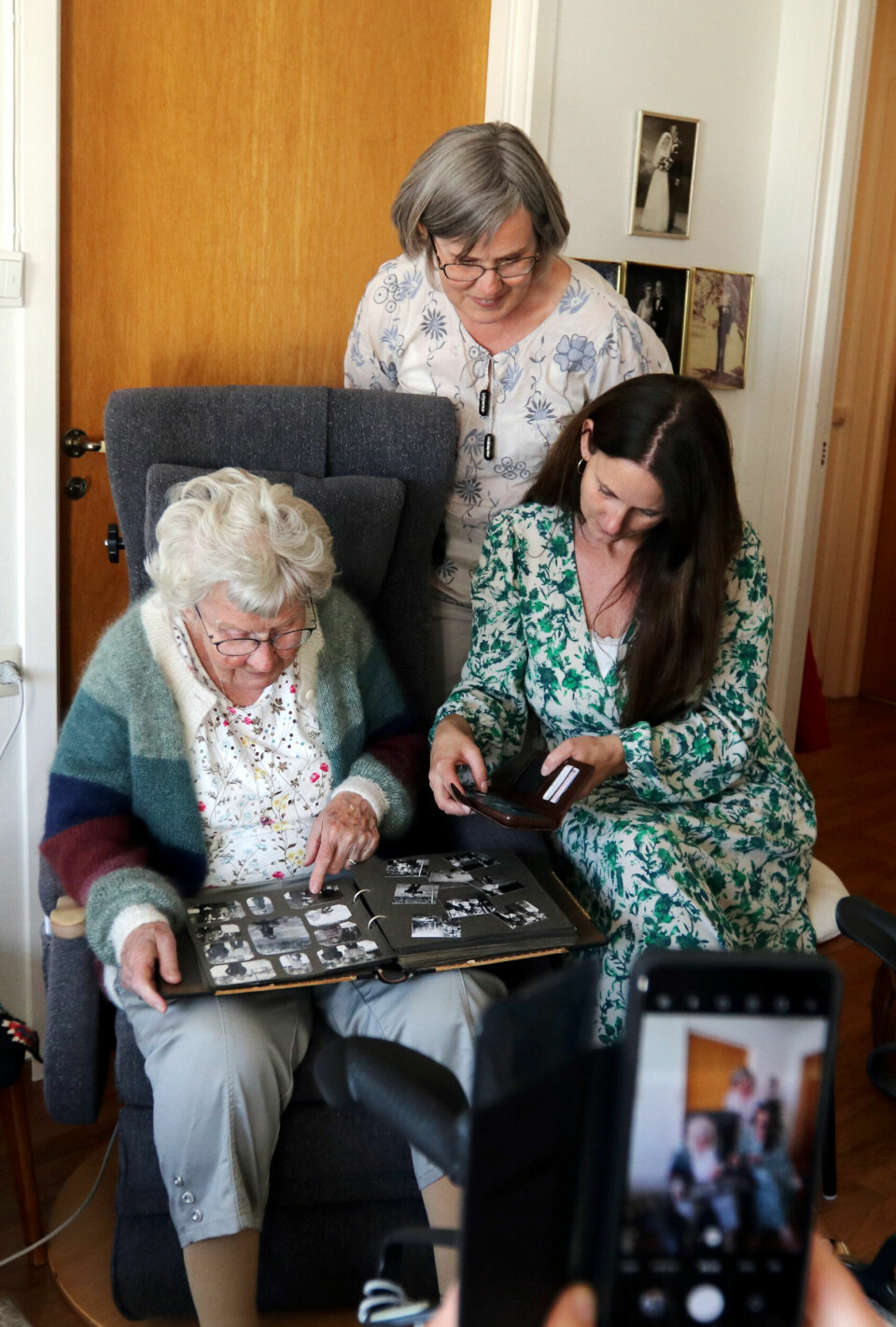 MINNER: Gretes fotoalbum er full av små sort-hvitt bilder som studeres ivrig av Linn. Bak står Ida.
