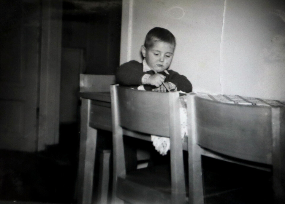 VILLE SKRIVE: Frans ville også lage innbydelser til fest, som de andre større guttene. Han fikk noen tegnesaker.