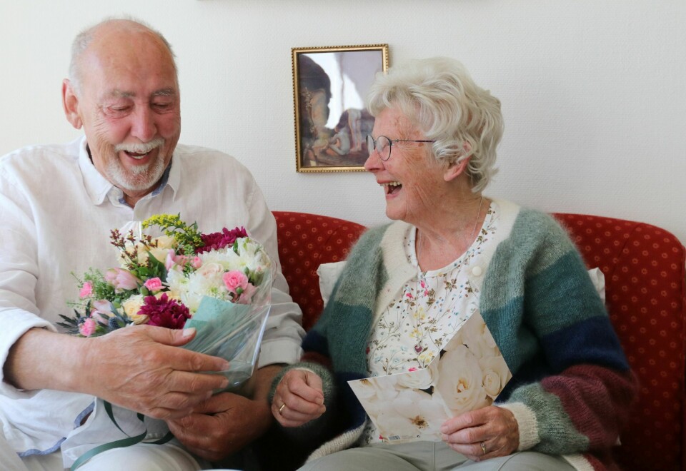 OVERRASKELSE: Grete kan ikke dy seg og må le – hun mener at gaven hun får er rene brudebuketten.