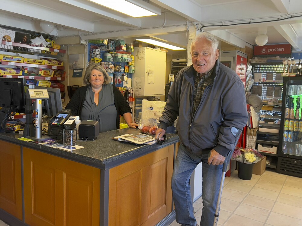 <b>ONKEL ROLF:</b> På Feøy er mange i slekt med hverandre, og Jorunns onkel Rolf er stadig innom og hilser på. Han er stolt av niesen som holder liv i butikken. 