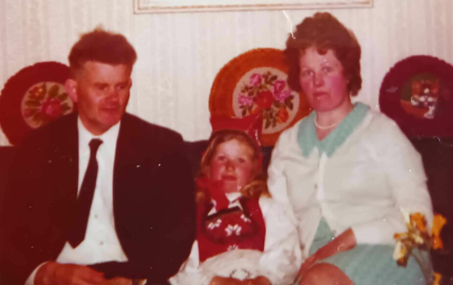<b>GODE MINNER:</b> Jorunn sammen med foreldrene på 1960-tallet. 
