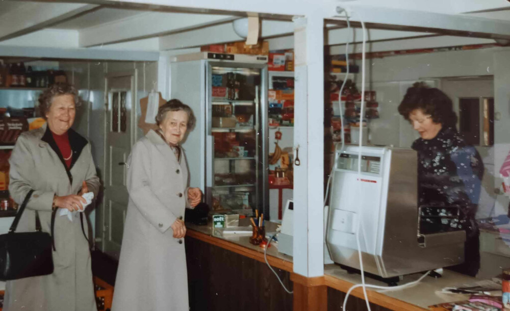 <b>TETT PÅ:</b> På 70-tallet var det Signe Svendsen som styrte butikken. I dag bor hun i leiligheten like bak disken.