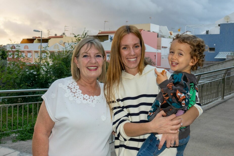 <b>KOS MED BARNEBARN:</b> Kari Totland med datteren Natalia og barnebarnet Bentor. – Å bli bestemor er det vakreste som har skjedd i livet mitt, sier Kari.