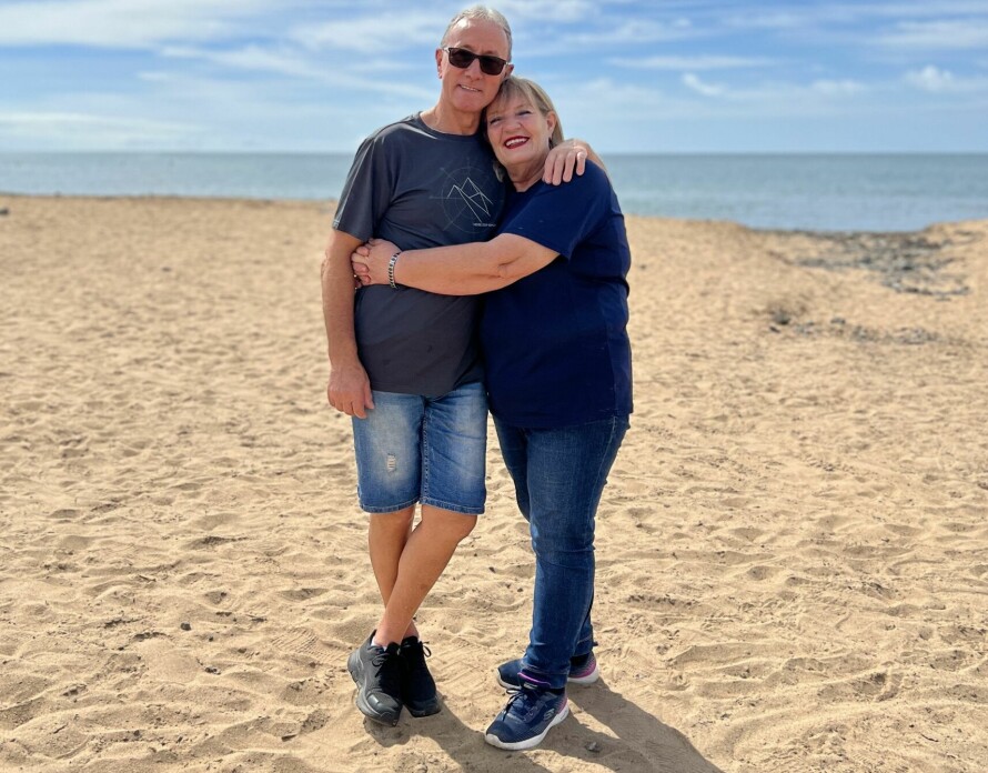 KJÆRESTER: Kari trodde han var gift da de møttes og sa nei da han ba henne ut. Men Tino var en skikkelig fyr – han var slett ikke gift. Her er de to på stranden i Arguineguín.