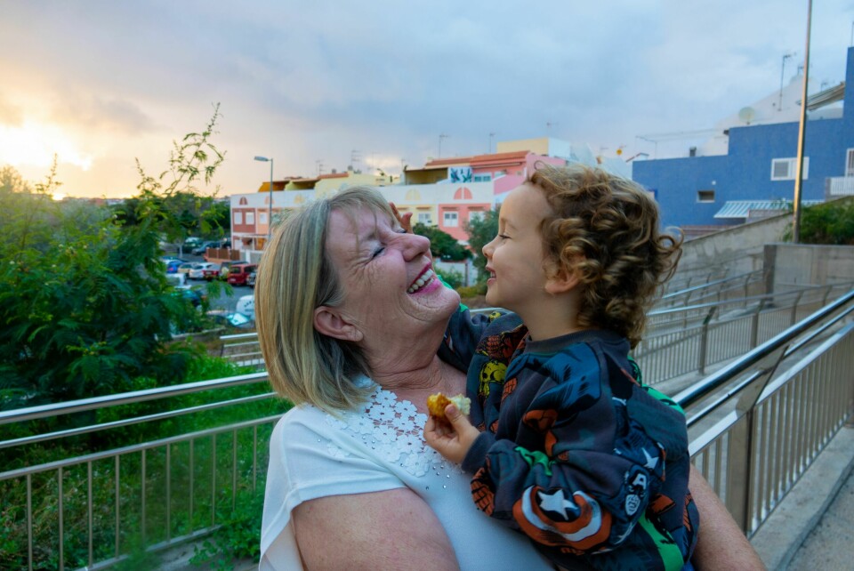 MORMOR: Ingenting er finere enn å være bestemor. Kari elsker å være sammen med tre år gamle «Baba».