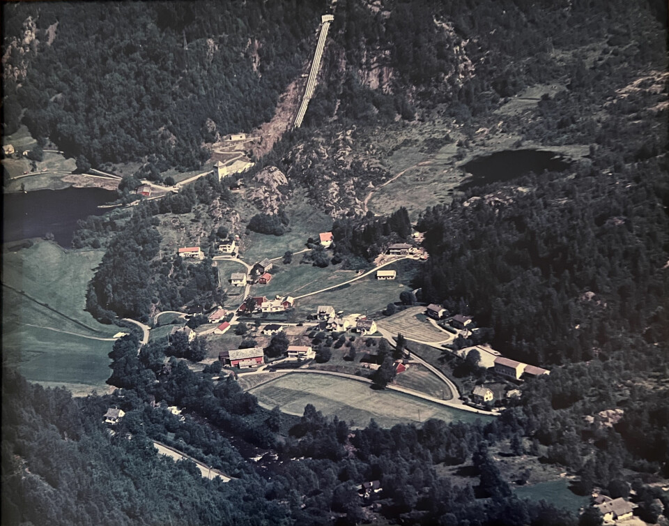 DRO HJEMMEFRA: Her på Frøland vokste Kari opp på gården som fremdeles er i familiens eie.