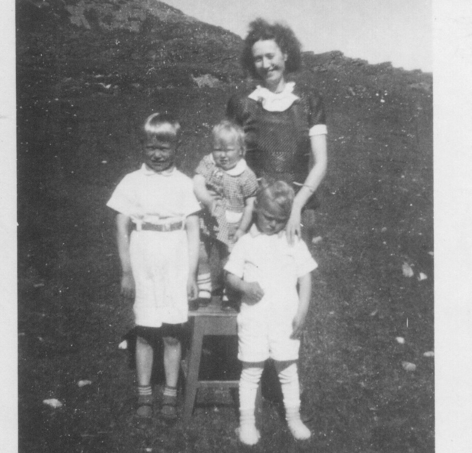 <b>MINNE:</b> Mamma Anbjørg sammen med barna Svein-Togo, Betty og Knut Erik. 