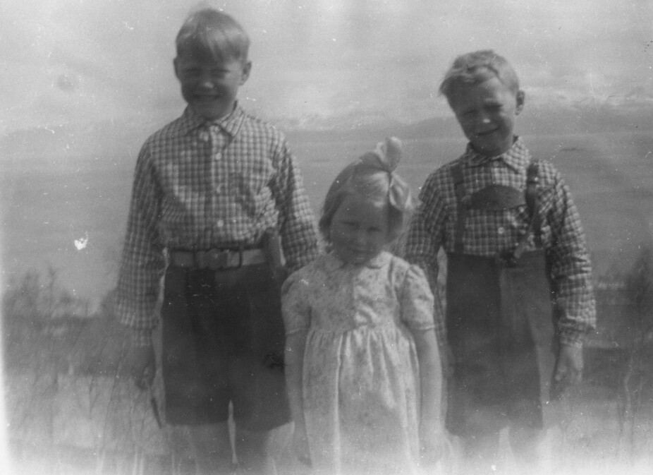 <b>1945:</b> Storebroren Svein-Togo, lillesøsteren Betty og Knut Erik fotografert i 1945 på Kleiva mellom Trondenes og Harstad.