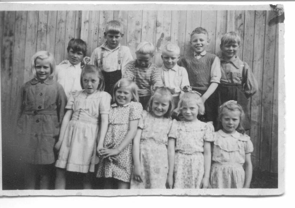 <b>OPPSAMLINGSLEIREN:</b> Her er barna som begynte i første klasse i opp­samlingsleiren for tvangsevakuerte på Trondenes i 1945. Knut Erik står ytterst til høyre i andre rekke. 