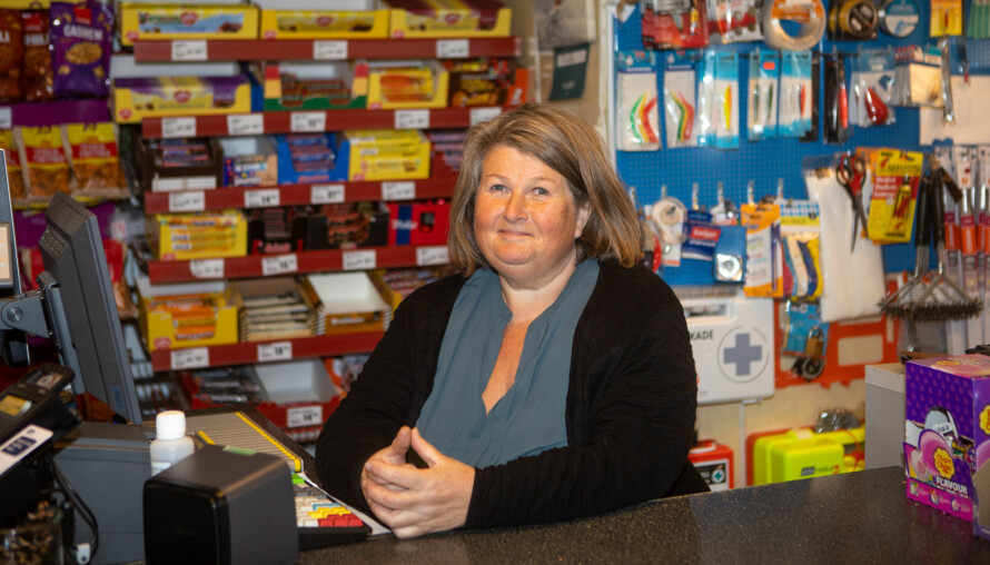 TRIVES I BUTIKKEN: Jorunn Margrethe Thorsen er vokst opp i butikken til foreldrene. Da moren ble for gammel til å drive videre, flyttet hun hjem til Feøy for å overta butikken. I 21 år har hun vært å finne bak disken på øya med 40 fastboende.