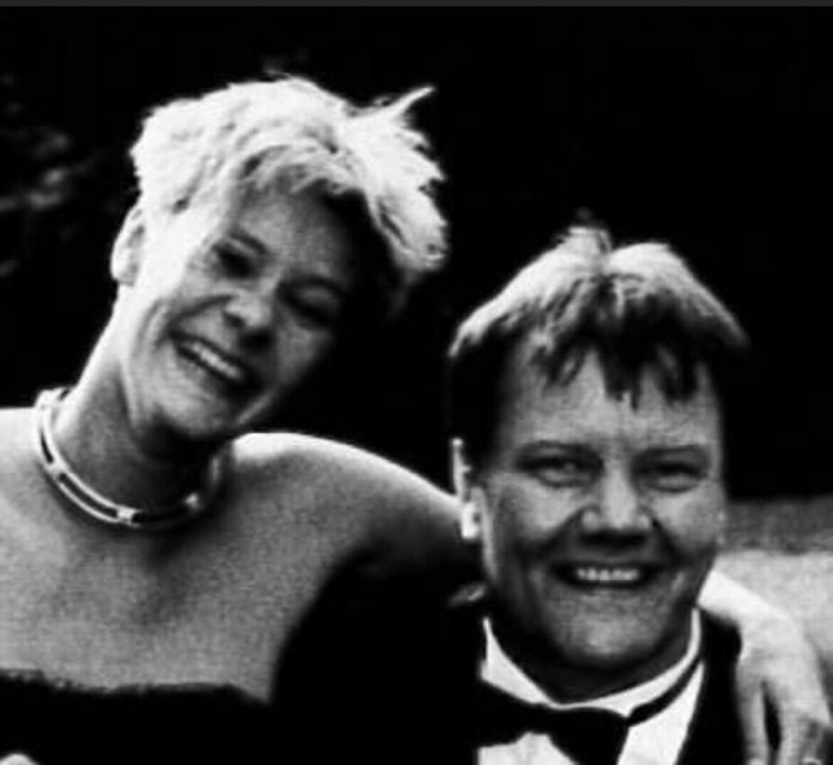 <b>FAR OG DATTER: </b>Et av de siste bildene av Sibeth og Trygve Hoff sammen, før han så tragisk døde etter en hofteoperasjon, bare 49 år gammel. Sibeth var da 21 og var med ham på turné som sanger og skuespiller.