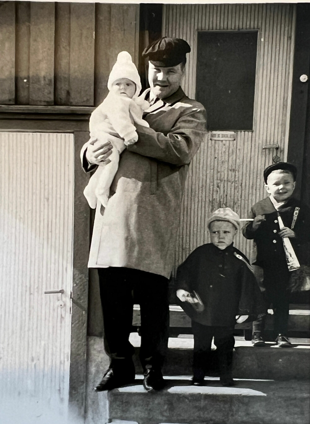 <b>STOLT PAPPA:</b> Trygve Hoff sammen med sine tre barn, Sibeth på armen, og Stig Henrik (i midten) og Ståle.