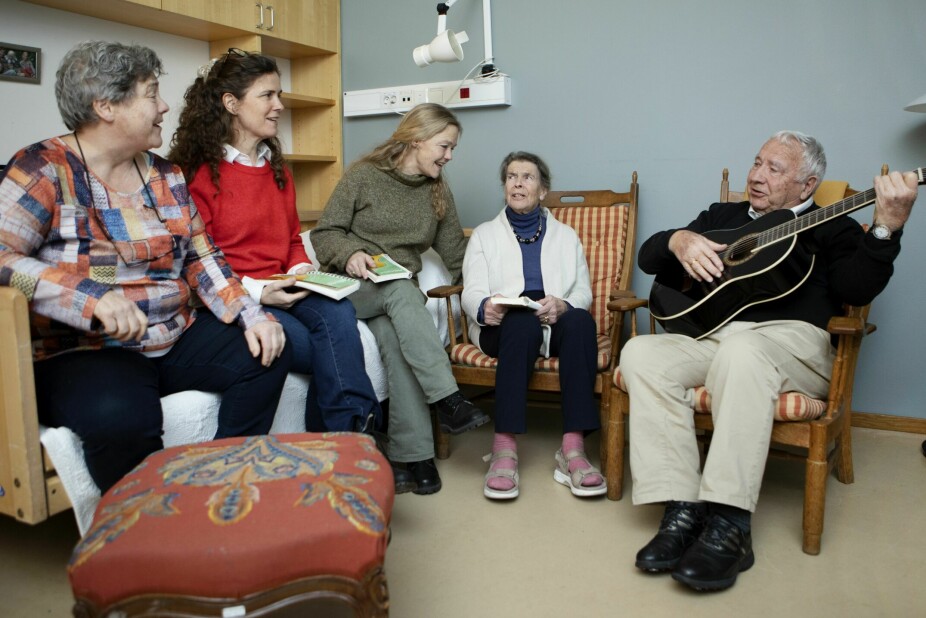 <b>SAMLINGSPUNKT:</b> Familien hygger seg med sang og musikk og setter pris på at Signy (84) fremdeles husker til gamle sangene, til tross for Alzheimer-diagnosen. Fra venstre: Hæge, Helen, Kristin, Signy og Per.