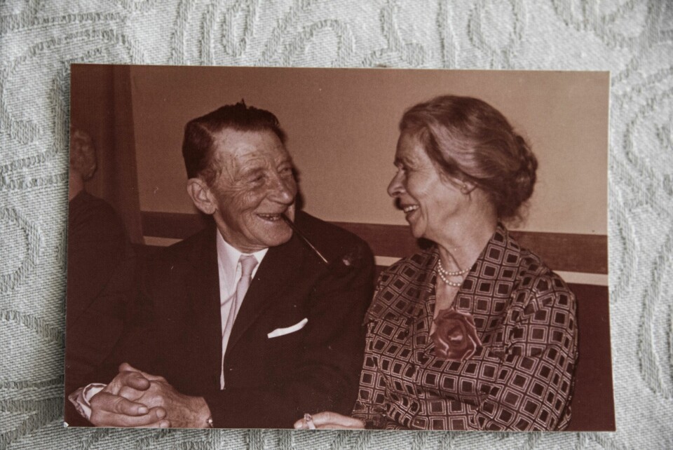 PIPEMANN: På mange av bildene av Bjarne vil du se at han har en pipe godt plassert i munnviken. Her er han og kona Randi avbildet i et festlig lag.