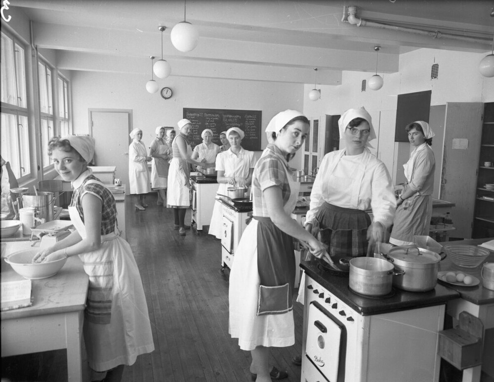 <b>SKOLEKJØKKEN:</b> I 1950-årene var det helst jenter som fikk undervisning på skolekjøkkenet, mens guttene ble sendt på sløyden. På 60-tallet endret denne holdningen seg, og både gutter og jenter fikk undervisning i sløyd, matlaging og håndarbeid. 