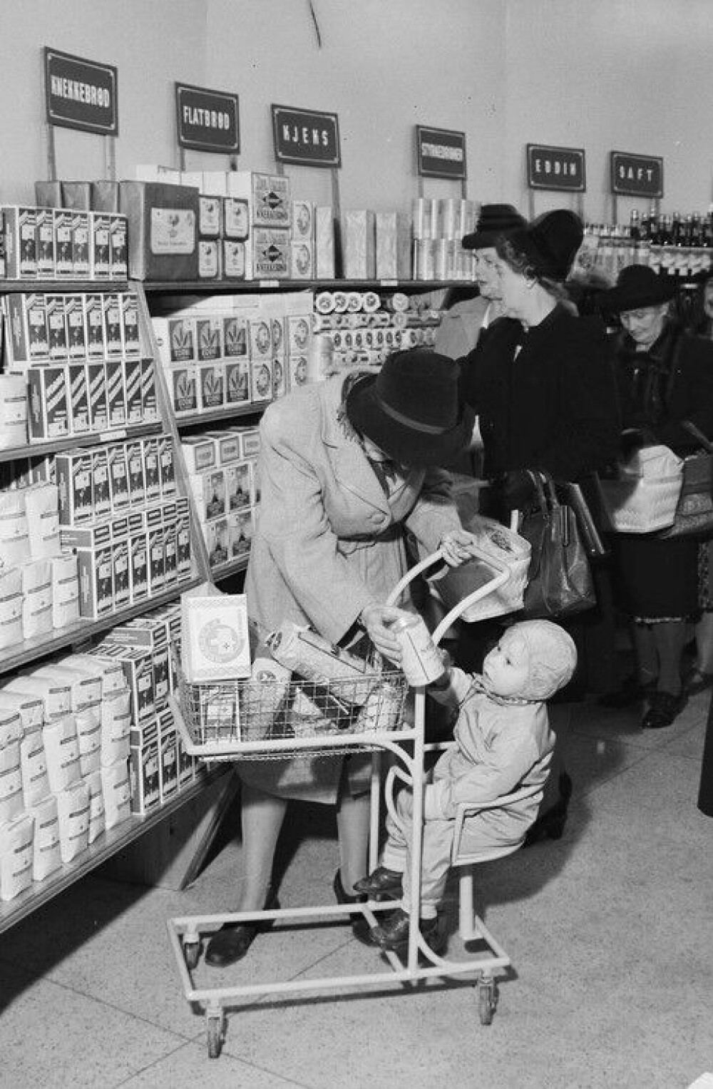 <b>SELVBETJENING:</b> I de store byene begynte selvbetjeningsbutikkene å dukke opp allerede på slutten av 1950-tallet. Samvirkelaget i Oslo var først ute med en såkalt Snarkjøp-butikk allerede i 1947. 