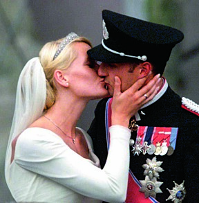 <b>KYSSET:</b> Hele Norge fulgte med da Mette-Marit og Haakon kysset hverandre på trappen utenfor Oslo domkirke etter vielsen i 2001.